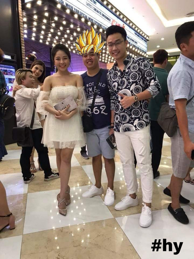 Vì không muốn để khoảnh khắc chụp cùng người đẹp Trâm Anh, anh chàng này đã lên mạng xã hội nhờ những "cao nhân" về photoshop chỉnh sửa ảnh giúp.