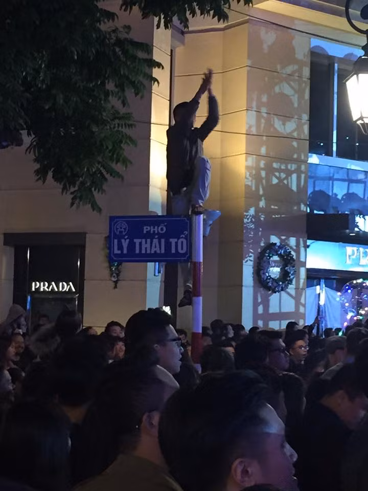 Mặc kệ cho bao người khuyên can nhưng, anh chàng này vẫn thể hiện tài leo trèo tại góc phố Lý Thái Tổ giao với phố Tràng Tiền.