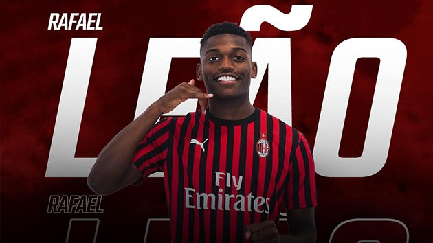 Trong ngày hôm nay (1/8), CLB AC Milan đã chính thức công bố thương vụ mang tên Rafael Leao. Chàng trai người Bồ Đào Nha có một mùa giải 2018/2019 bùng nổ trong màu áo Lille với 8 bàn thắng và 3 pha kiến tạo thành bàn, giúp đội nhà kết thúc ở vị trí thứ nhì Ligue 1.