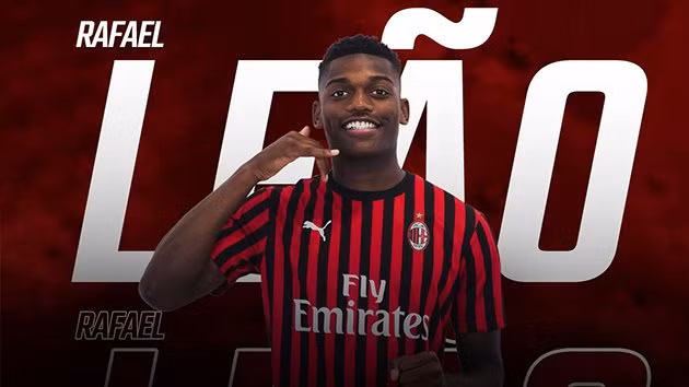 Trong ngày hôm nay (1/8), CLB AC Milan đã chính thức công bố thương vụ mang tên Rafael Leao. Chàng trai người Bồ Đào Nha có một mùa giải 2018/2019 bùng nổ trong màu áo Lille với 8 bàn thắng và 3 pha kiến tạo thành bàn, giúp đội nhà kết thúc ở vị trí thứ nhì Ligue 1.