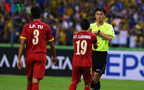 Đỉnh điểm là trận bán kết lượt đi AFF Cup 2014 giữa ĐT Malaysia và ĐT Việt Nam tại Malaysia, Ma Ning cho rằng Huy Hùng đã để bóng chạm tay "tưởng tượng" trong một tình huống gây tranh cãi trong vòng cấm, giúp Malaysia có bàn mở tỷ số từ chấm 11m. Giới trọng tài Việt Nam khi đó cho rằng đây là nhận định vô cùng sai lầm của ông Ma Ning.