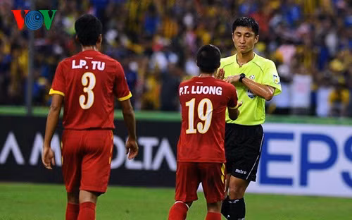 Đỉnh điểm là trận bán kết lượt đi AFF Cup 2014 giữa ĐT Malaysia và ĐT Việt Nam tại Malaysia, Ma Ning cho rằng Huy Hùng đã để bóng chạm tay "tưởng tượng" trong một tình huống gây tranh cãi trong vòng cấm, giúp Malaysia có bàn mở tỷ số từ chấm 11m. Giới trọng tài Việt Nam khi đó cho rằng đây là nhận định vô cùng sai lầm của ông Ma Ning.
