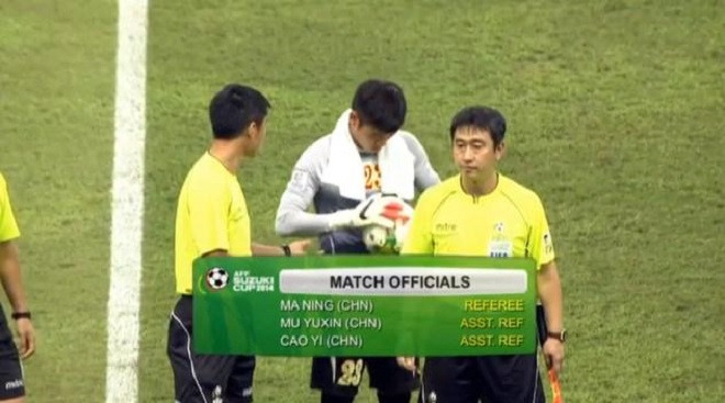 Ma Ning là một trong những trọng tài có chuyên môn tốt (theo đánh giá của giới chuyên môn ở Trung Quốc) khi đã nhiều lần giành danh hiệu "Trọng tài xuất sắc". Thế nhưng ông cũng tỏ ra vô cùng nghiêm khắc.