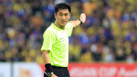 Chưa hết, ở AFF Cup 2012, Ma Ning cũng cầm còi trận đấu giữa Việt Nam và Philippines ở vòng bảng. Năm ấy, đoàn quân của HLV Phan Thanh Hùng bị loại ở vòng bảng với vỏn vẹn 1 điểm.