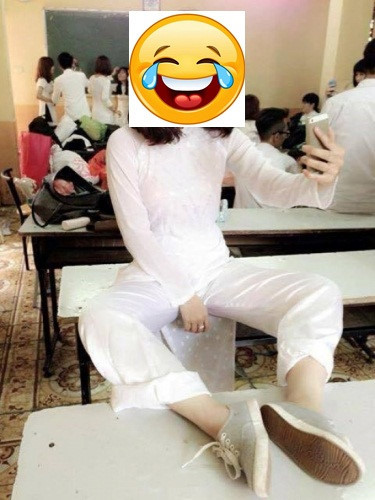 "Mùa hè mặc thoáng mát thì không ai trách nhưng đừng để đến độ thiếu ý thức thế này. Cách ăn mặc của họ ở nơi công cộng thể hiện sự tôn trọng những người xung quanh" nickname M.H chia sẻ.