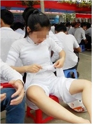 Trước đó, dân mạng đã không ít lần chia sẻ về những bức ảnh của các chị em ngồi ở chỗ công cộng mà không chú ý tới dáng ngồi và những người xung quanh.