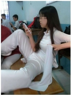 "Ngồi như bà tướng, đã mặc ngắn thì nên biêt ý đi chứ. Con gái ngồi thế này, đàn ông, con trai có mà chạy… mất dép", nickname M.Q bày tỏ.