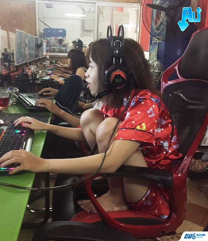 Khi ngồi chơi game, co chân lên ghế là dáng ngồi mà nhiều chị em đã tạo ra.
