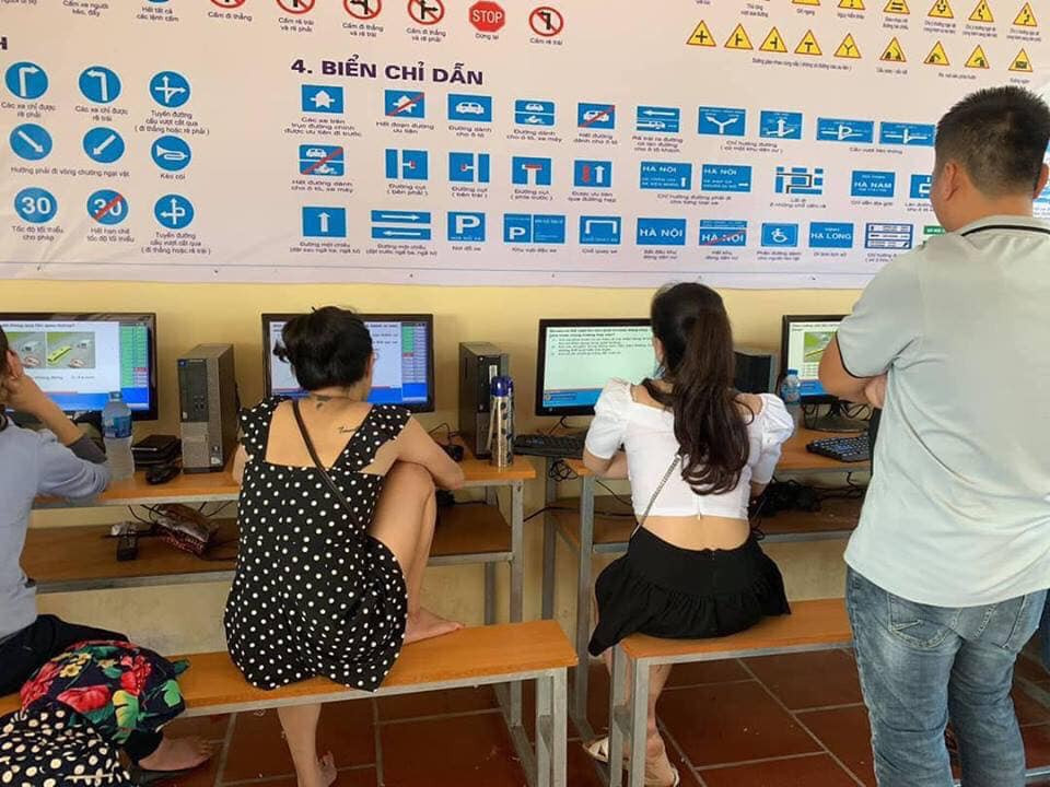 Điều đáng nói, các chị em đang ngồi trong một lớp học lái xe, nơi có nhiều học viên khác giới xung quanh trong đó có cả nam giới nhưng họ vẫn vô tư gác chân lên ghế.