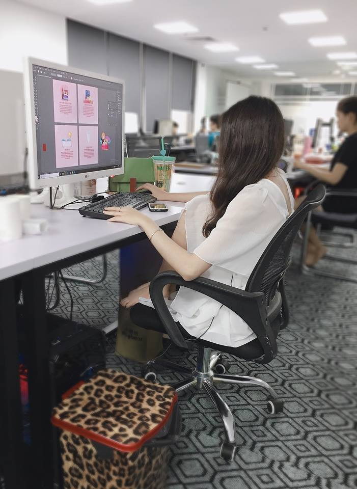 Quả thật, khi thấy cô gái mặc váy ngắn, gập bàn chân lên ghế, người đối diện chỉ muốn đỏ mặt thay. Thậm chí, nhiều người còn vô tình hở phần da thịt, gây phản cảm.