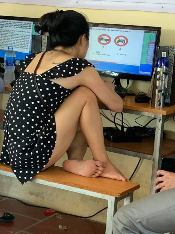 Cụ thể, loạt ảnh được ghi lại các dáng ngồi bá đạo của một số học viên nữ tại một lớp học lái xe, khiến nhiều người phải ngao ngán lắc đầu. Hai cô gái vô tư ngồi gác chân lên ghế dù mặc đồ khá ngắn.