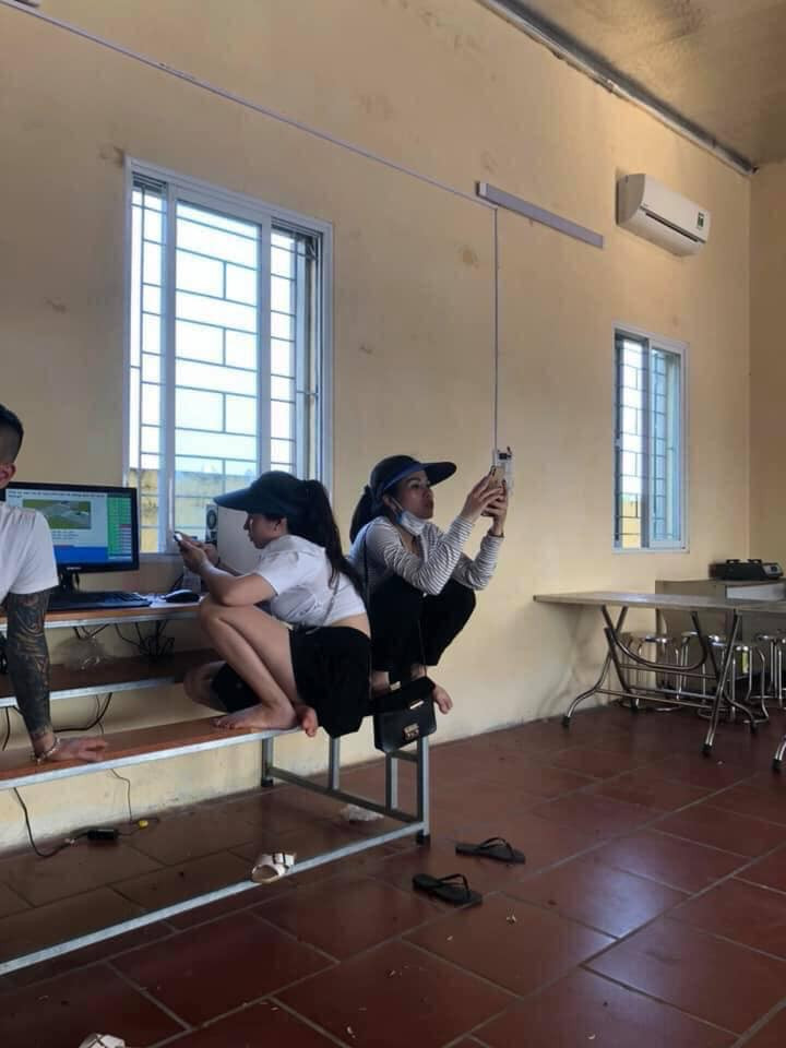 Chứng kiến cảnh tượng này, nhiều dân mạng đã bày tỏ sự ngáo ngán của mình và để lại những bình luận như: "Trông họ cứ thản nhiên như ở nhà vậy".