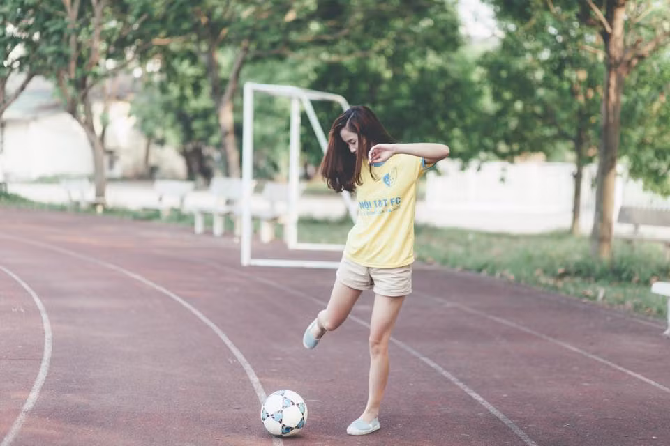 Còn với hội CĐV Contras Hà Nội, Minh Tâm là một thành viên khá nhiệt thành. Mỗi khi hội có hoạt động gì, cô bạn này đều tham gia khá nhiệt tình. Cứ mỗi khi có thời gian rảnh. Minh Tâm cùng một số bạn trong Contras Hà Nội thường kéo tới sân tập để quan sát và động viên các cầu thủ Hà Nội T&amp;T thi đấu tốt.