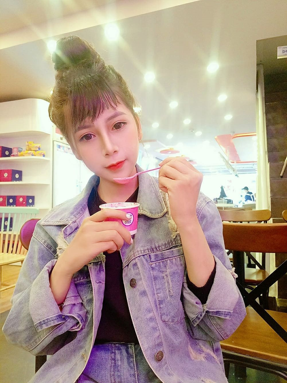 Gu thời trang của Tú Nhi cũng là chìa khóa giúp cô nàng 9X Sài thành trở nên nổi bật giữa đám đông. Dễ dàng nhận ra phong cách thời trang của Tú Nhi khá đa dạng và hầu như cô đều "làm mới" bản thân bằng nhiều style khác nhau: bánh bèo, năng động, gợi cảm…