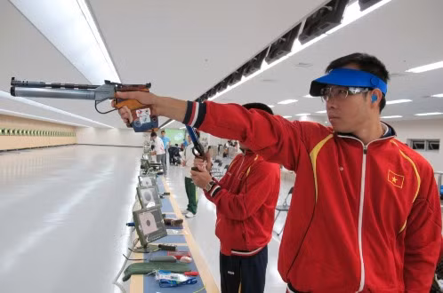 Gương mặt thứ 3 được kỳ vọng sẽ mang huy chương về cho đoàn TTVN tại Olympic lần này đó là VĐV Hoàng Xuân Vinh ở bộ môn súng ngắn nam 50m.