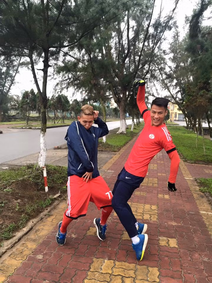 Hai cầu thủ này thể hiện những động tác như những dancer chuyên nghiệp.