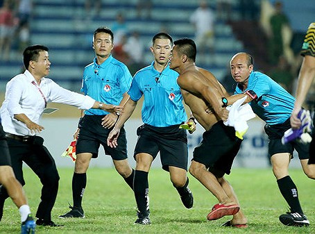 Nhưng rất may, lực lượng an ninh trên sân Thiên Trường đã nhanh chóng ngăn cản trước khi CĐV quá khích Nam Định lao vào tấn công trọng tài chính.