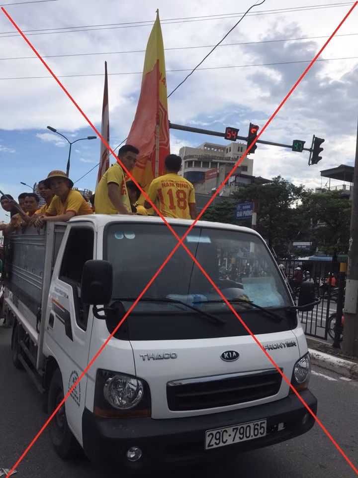 Không chỉ có hình ảnh xấu trên sân, CĐV Nam Định còn gây náo loạn đường phố bằng những màn diễu hành quanh các đường phố. Họ bất chấp luật an toàn giao thông cũng như các chế tài của nhà nước về giao thông.