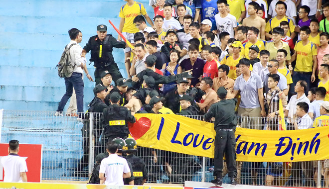 Hình ảnh CĐV Nam Định kháng cự không cần thiết trước sự nhắc nhở của lực lượng an ninh không chỉ diễn ra 1 lần. Mùa giải trước, cũng chính trên SVĐ Hàng Đẫy, các phần tử quá khích của hội CĐV "thành Nam" cũng tạo ra sự lộn xộn trên khán đài với lực lượng CSCĐ.