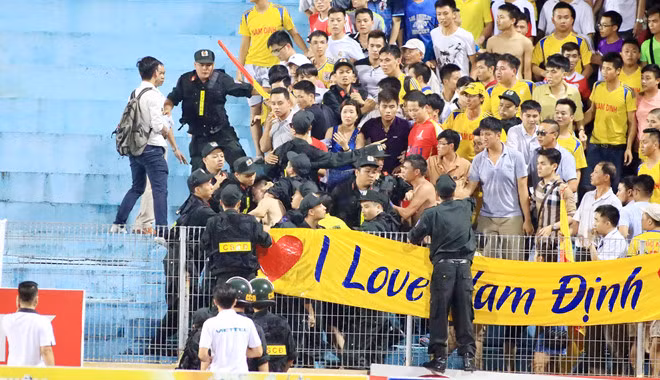Hình ảnh CĐV Nam Định kháng cự không cần thiết trước sự nhắc nhở của lực lượng an ninh không chỉ diễn ra 1 lần. Mùa giải trước, cũng chính trên SVĐ Hàng Đẫy, các phần tử quá khích của hội CĐV "thành Nam" cũng tạo ra sự lộn xộn trên khán đài với lực lượng CSCĐ.