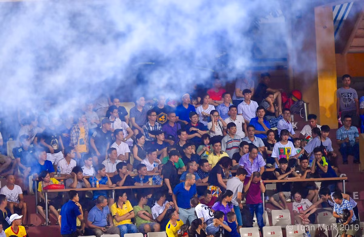 Không chỉ liên tục đốt, CĐV Nam Định bắn pháo sáng từ khán đài B sang A khiến 1 fan nữ bị thương nặng. Ảnh: Tuấn Mark