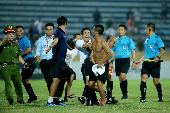 Cho rằng, trọng tài điều khiển trận đấu giữa Nam Định và SLNA thiên vị đội khách, 1 CĐV Nam Định đã lao xuống sân hành hung trọng tài.