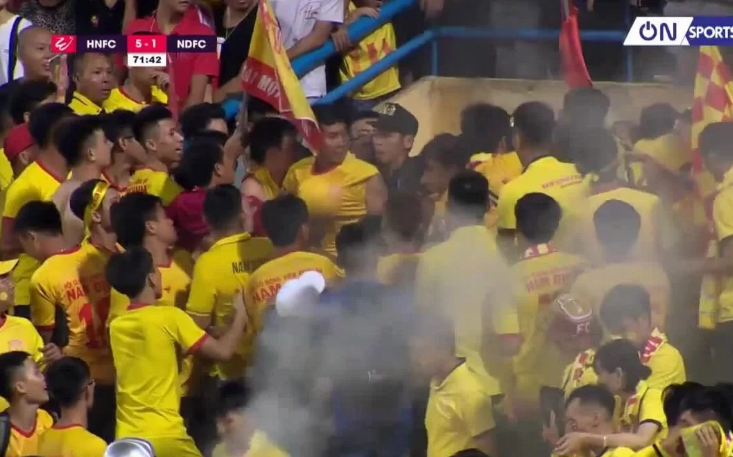 Không chỉ gây thương tích cho fan nữ ở khán đài A, CĐV bóng đá Nam Định còn tự bôi xấu mình bằng việc kháng cự không cần thiết với lực lượng an ninh trên SVĐ Hàng Đẫy.