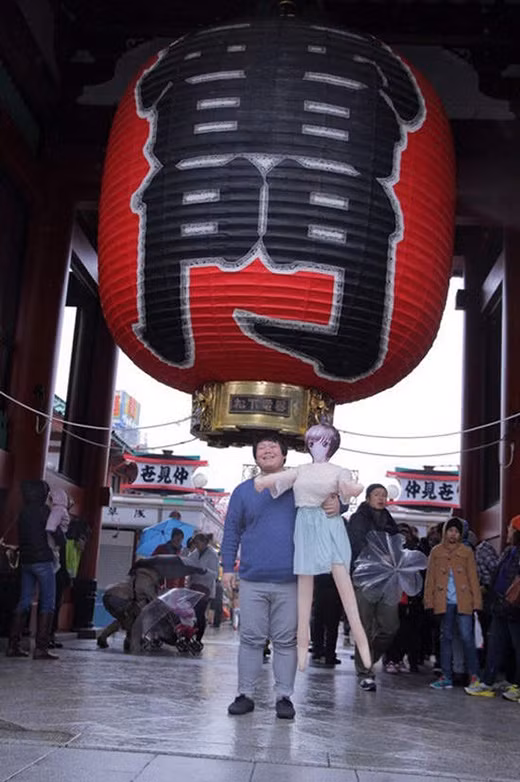 Cặp đôi chụp ảnh trước cổng Đền Sensoji.