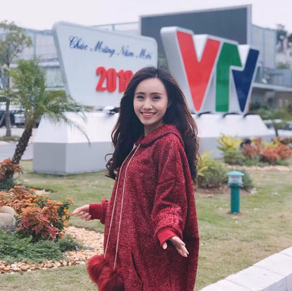 Mất 1 năm rèn giọng, điều chỉnh tác phong, Xuân Anh được nhà đài duyệt lên sóng dẫn Bản tin thời tiết du lịch lúc 21h30 trên VTV4. Vượt qua những bỡ ngỡ ban đầu, Xuân Anh dần khẳng định bản thân bằng cách dẫn ngày càng chuyên nghiệp.