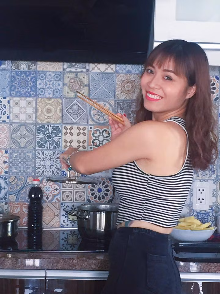 Khi nấu nướng, nữ MC cũng phải thật quyến rũ khi khoe vòng eo con kiến của mình. Ảnh sử dụng trong bài: FBNV.