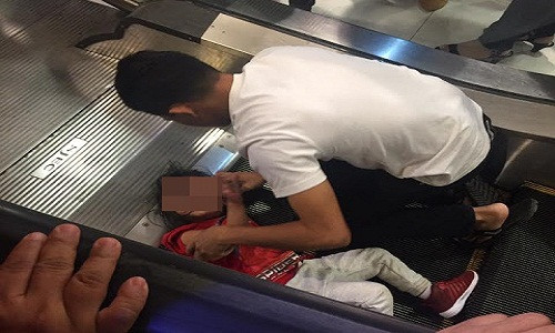 Bé gái bị kẹt tay và một phần mái tóc vào thang cuốn khiến ai chứng kiến cũng phải xót xa, lo sợ. Ảnh cắt clip.