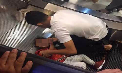 Bé gái bị kẹt tay và một phần mái tóc vào thang cuốn khiến ai chứng kiến cũng phải xót xa, lo sợ. Ảnh cắt clip.