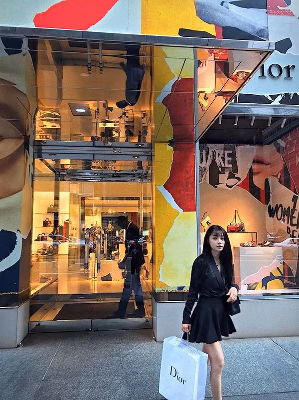 Cẩm Tú vừa tốt nghiệp thạc sĩ chuyên ngành Truyền thông và Công nghệ thông tin ở Mỹ. Trước đó, cô cũng xuất sắc tốt nghiệp ngành Đạo diễn truyền hình của Trường Sân khấu điện ảnh Hà Nội.