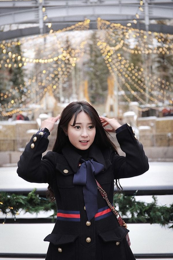 "Việc "mua sắm đồ hiệu" cũng là một cách để trân trọng sự sáng tạo và công sức của những người thợ làm ra những món đồ đấy, cũng như là tôn trọng cái đẹp mà thôi, chứ không đơn giản chỉ là 'vung tiền mua sắm không cần suy nghĩ". Cẩm Tú chia sẻ về -thú vui mua sắm hàng hiệu của mình.