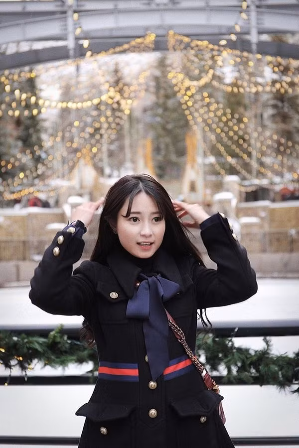 "Việc "mua sắm đồ hiệu" cũng là một cách để trân trọng sự sáng tạo và công sức của những người thợ làm ra những món đồ đấy, cũng như là tôn trọng cái đẹp mà thôi, chứ không đơn giản chỉ là 'vung tiền mua sắm không cần suy nghĩ". Cẩm Tú chia sẻ về -thú vui mua sắm hàng hiệu của mình.