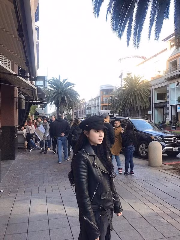 Ngoài việc sở hữu cuộc sống sang chảnh và sung túc, thì tình yêu của Cẩm Tú với chàng trai sinh năm 1990 có tên Anh Quang cũng nhận được nhiều sự ngưỡng mộ.