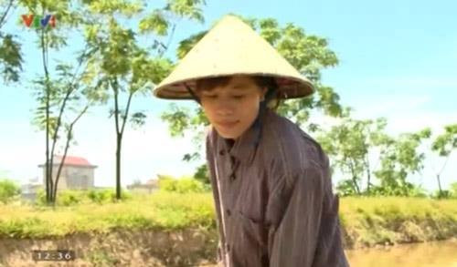 Thương mẹ vất vả nên cứ mỗi khi thi đấu được tiền thưởng, Nguyễn Thị Huyền thường gom lại và gửi về quê để giúp đỡ gia đình. Thêm vào đó, những ngày được nghỉ VĐV này cũng thường về quê để giúp mẹ việc nhà nông. Ảnh cắt từ clip VTV.