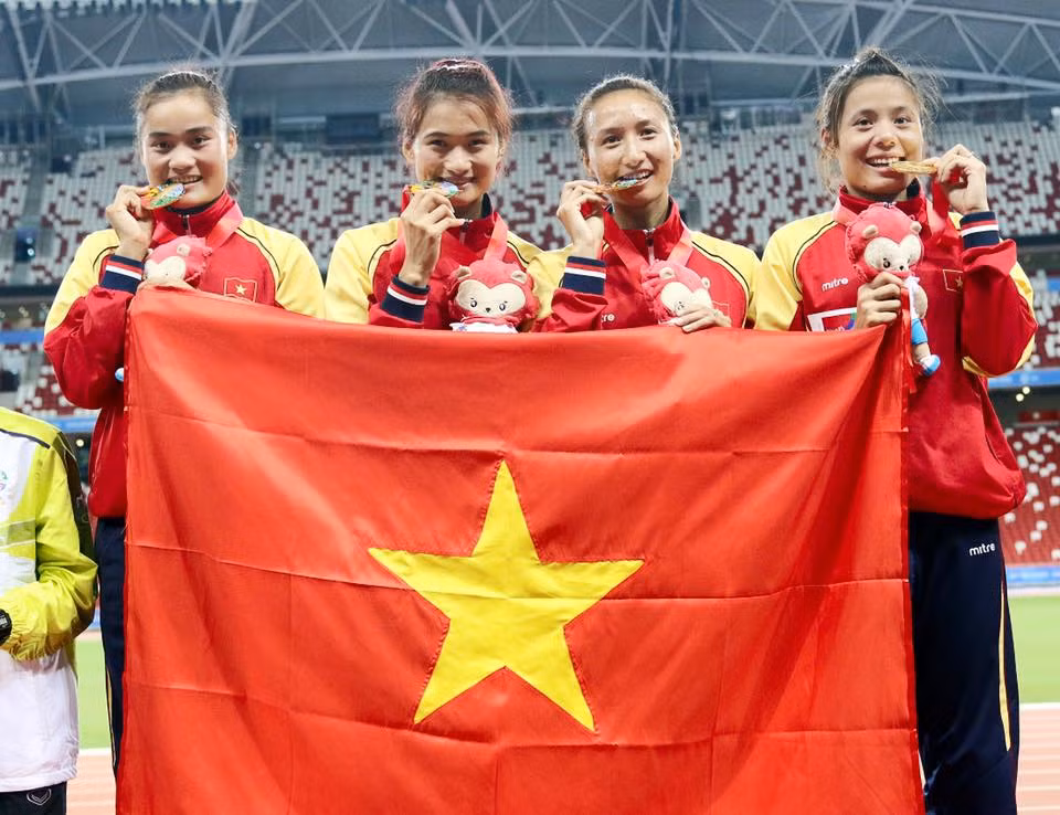 Nguyễn Thị Huyền là “cô gái vàng” điền kinh Việt Nam tại SEA Games 28 vừa qua. Nữ vận động viên này giành ba HCV, phá hai kỷ lục đại hội, đồng thời giành vé dự Olympic Brazil 2016. Mới đây, Nguyễn Thị Huyền còn giành thêm hai tấm HCV châu Á tại Thái Lan.