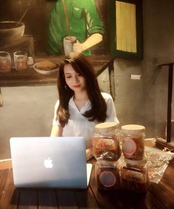 Bích Cherry tên thật là Lê Thị Bích (SN 1994) quê Mê Linh - Hà Nội. Thời điểm xảy ra vụ cháy quán Karaoke phố Nguyễn Khang, Bích đang làm tiếp thị bia cho khách hàng trong quán.