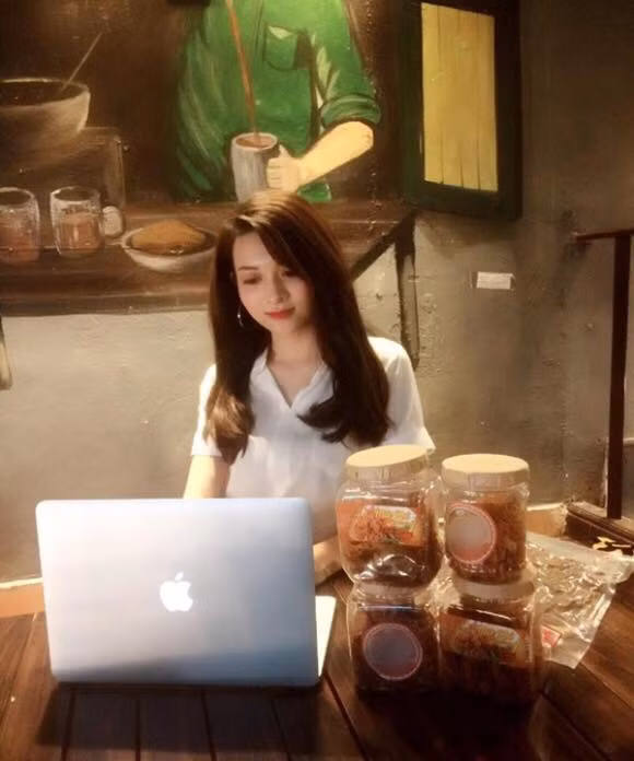 Bích Cherry tên thật là Lê Thị Bích (SN 1994) quê Mê Linh - Hà Nội. Thời điểm xảy ra vụ cháy quán Karaoke phố Nguyễn Khang, Bích đang làm tiếp thị bia cho khách hàng trong quán.