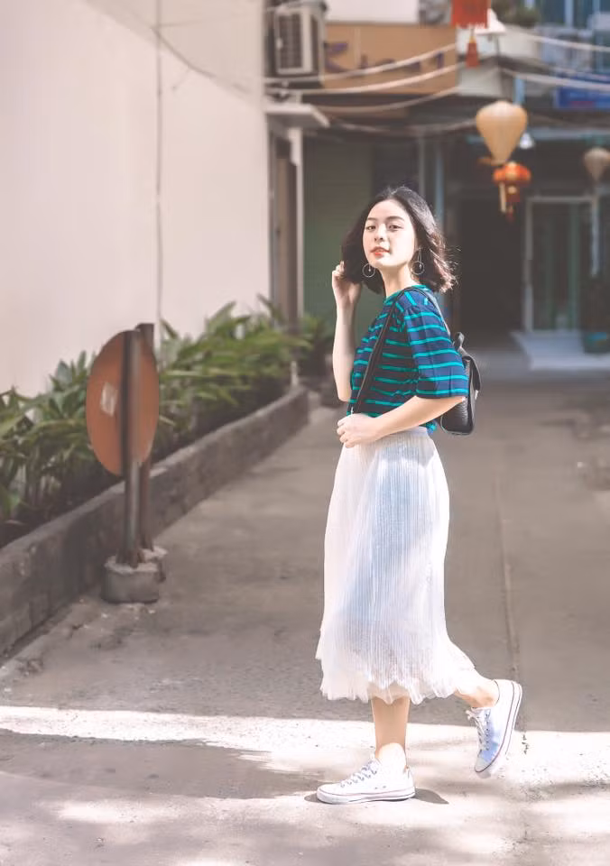 Phong cách trẻ trung, năng động thường thấy của thiếu nữ 18 tuổi.