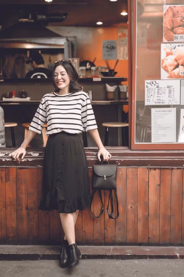 Lê Hồng Phương Uyên là người mẫu lookbook cực đắt show chụp cho những thương hiệu thời trang ở Sài Gòn. Cô bạn sinh năm 1999, với chiều cao 1m70 gương mặt cực xinh đẹp với nụ cười rất sáng khiến dân mạng phải nao núng.