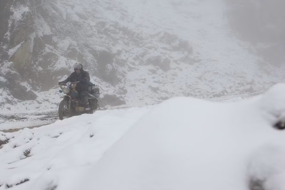 Theo thông tin chia sẻ, khu vực tuyết rơi nằm ở vùng núi sát biên giới Việt – Lào, thuộc bản Buộc Mú, xã Na Ngoi, huyện Kỳ Sơn, tỉnh Nghệ An. Khu vực này có độ cao trên 2.000m và nhiệt độ xuống dưới 0 độ, tuyết rơi phủ kín mặt đường.