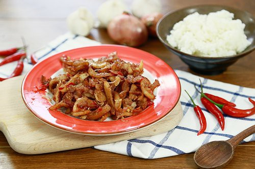 Cơm với tóp mỡ rồi rưới thêm tí mắm sẽ cực kì ngon