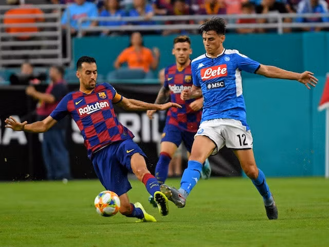 Theo Calciomercato, Barcelona và Real Madrid đang tranh giành quyết liệt sao trẻ Elif Elmas, tài năng thuộc biên chế CLB Napoli. Cầu thủ năm nay 20 tuổi được xem là sự thay thế Luka Modric của đội bóng Hoàng gia Tây Ban Nha.