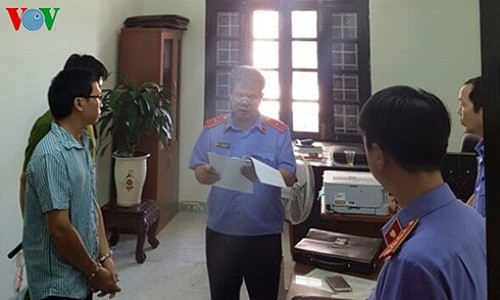 Bat khan cap mot kiem soat vien o Khanh Hoa vi nhan hoi lo