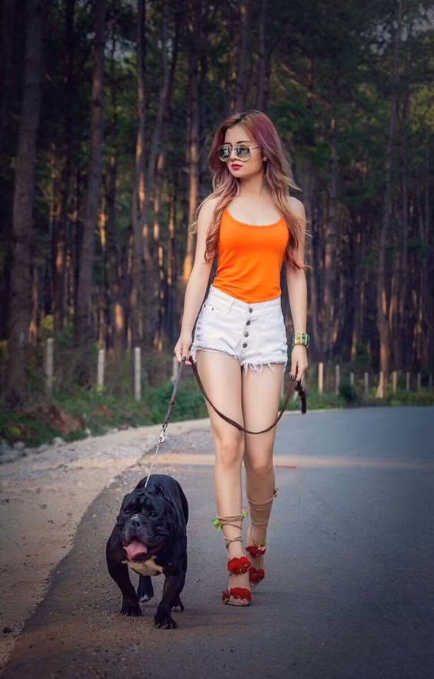 Bên cạnh những ngành nghề liên quan đến nghệ thuật Tay Zar Ko Ko cũng thường xuyên được mời tham dự những sự kiện, giải đấu bóng đá không chuyên tại Myanmar vì vậy cô nàng dần trở thành tín đồ của môn thể thao vua.