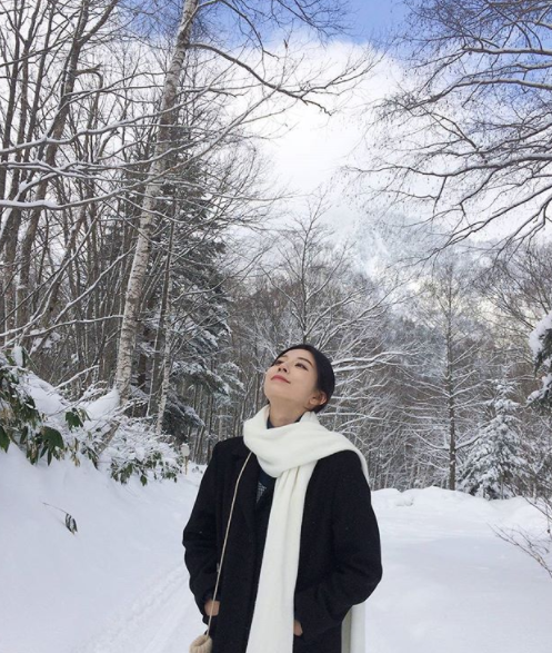 Được biết, cặp đôi trong đoạn clip trên Kim Kyung Sik và Kim Bora. Kyung Sik là giám đốc sản xuất phim trong khi Bora làm người mẫu tại Hàn Quốc.