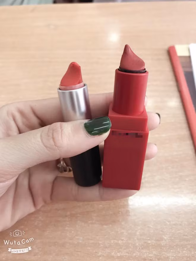 Sự hao mòn của những cây son được hội chị em kiểm chứng qua những bức ảnh trên và nhiều người sẽ nghĩ rằng, son không chỉ để tô mà còn để cắn.