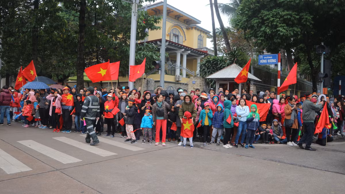 Dù còn còn khoảng hơn 1 tiếng nữa chiếc xe buýt đưa các cầu thủ U23 Việt Nam mới lăn bánh trên các con phố trung tâm Hà Nội, nhưng các CĐV đã có mặt ở ngoài đường để đón những người hùng thực sự trong lòng NHM.